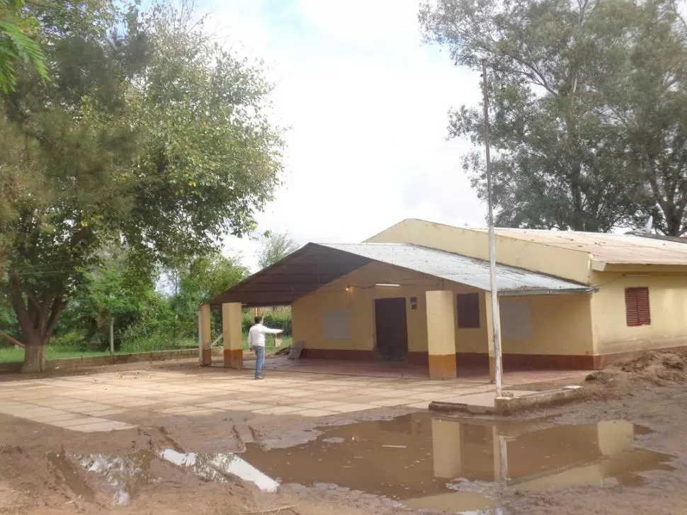 EN TERRENO BAJO. La Escuela de Puesto Los Pérez todavía muestra las huellas de la lluvia que cayó hace 10 días. Cada vez que llueve, no hay clases. LA GACETA / FOTO DE RODOLFO CASEN