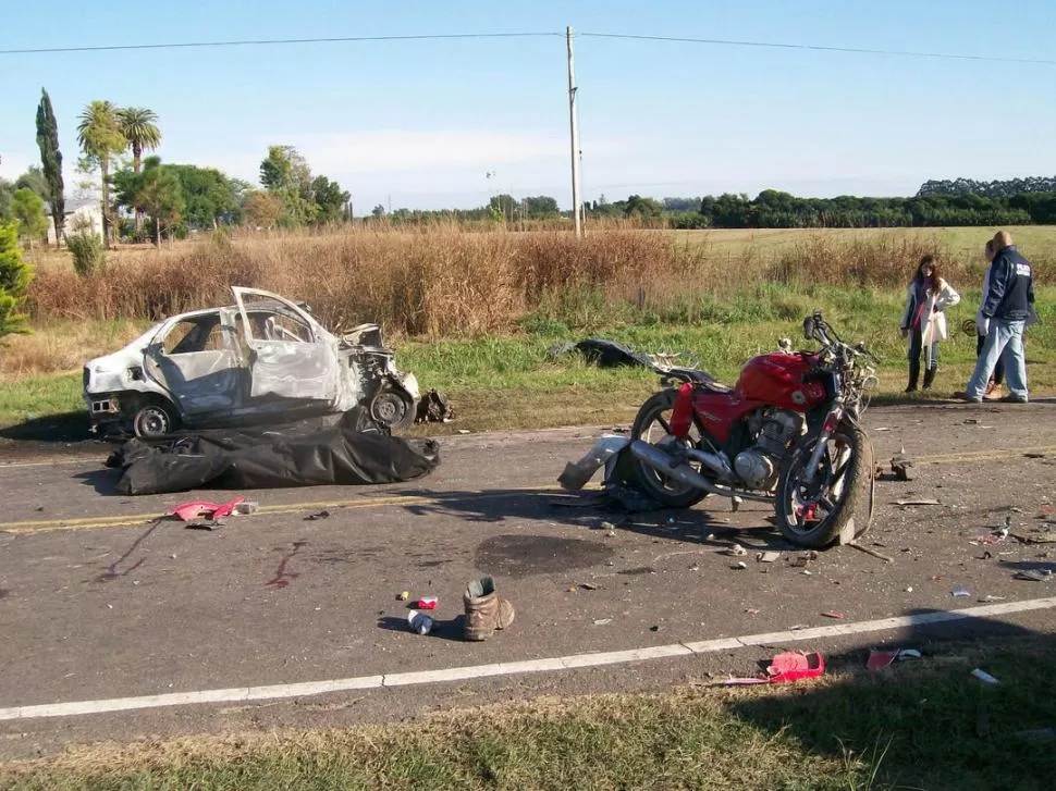 DESTROZADOS. Los vehículos en los que viajaban las víctimas quedaron reducidos a chatarra tras el accidente. télam