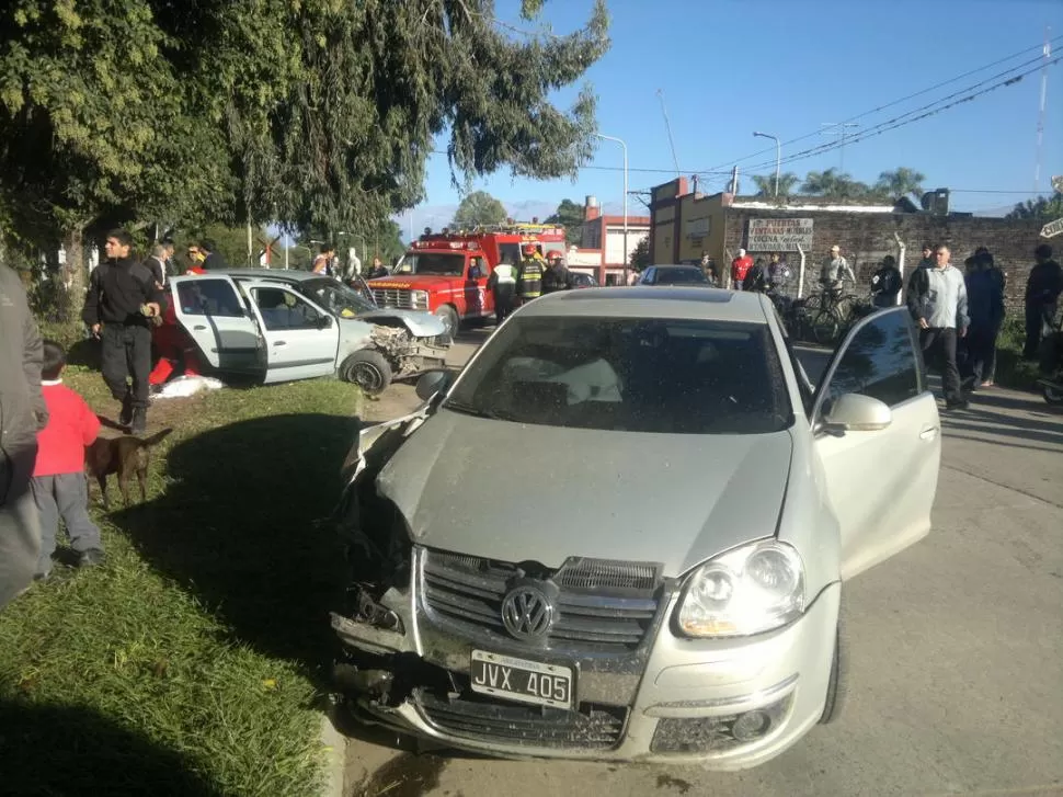 VIOLENTO IMPACTO. La parte delantera de la carrocería de ambos vehículos quedó destrozada tras el choque. fotos  FAN PAGE Bajo La Lupa