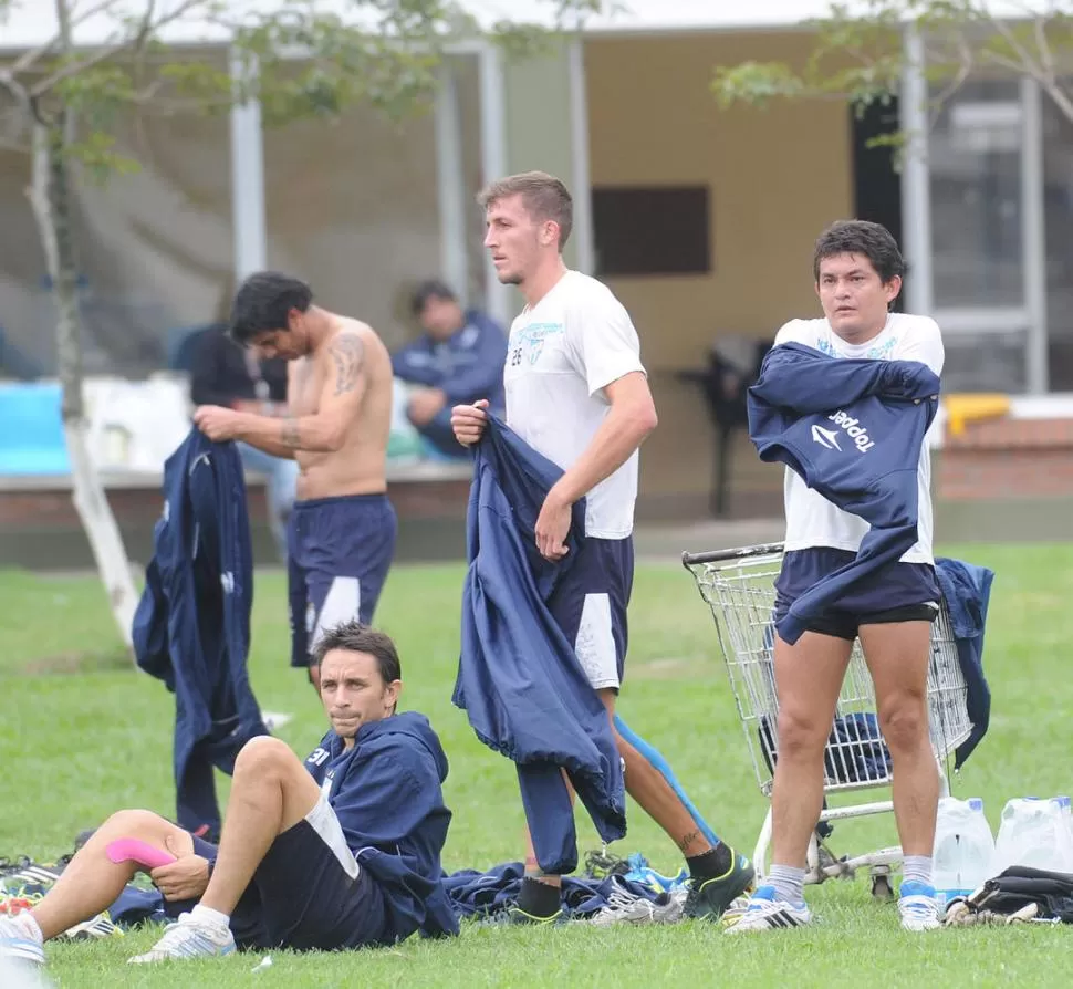 PAUSA. Barrado, Sbuttoni, Rodríguez y Jara (fondo), descansan tras la última sesión de entrenamiento del “decano”. la gaceta / foto de héctor peralta