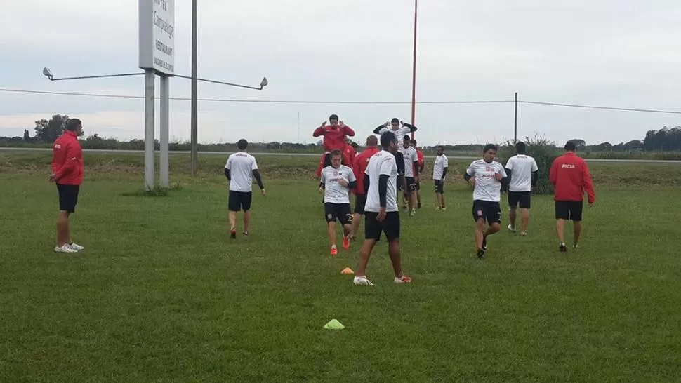 PUESTA A PUNTO. Martínez (de frente) y el plantel se entrenaron en Rafaela. 