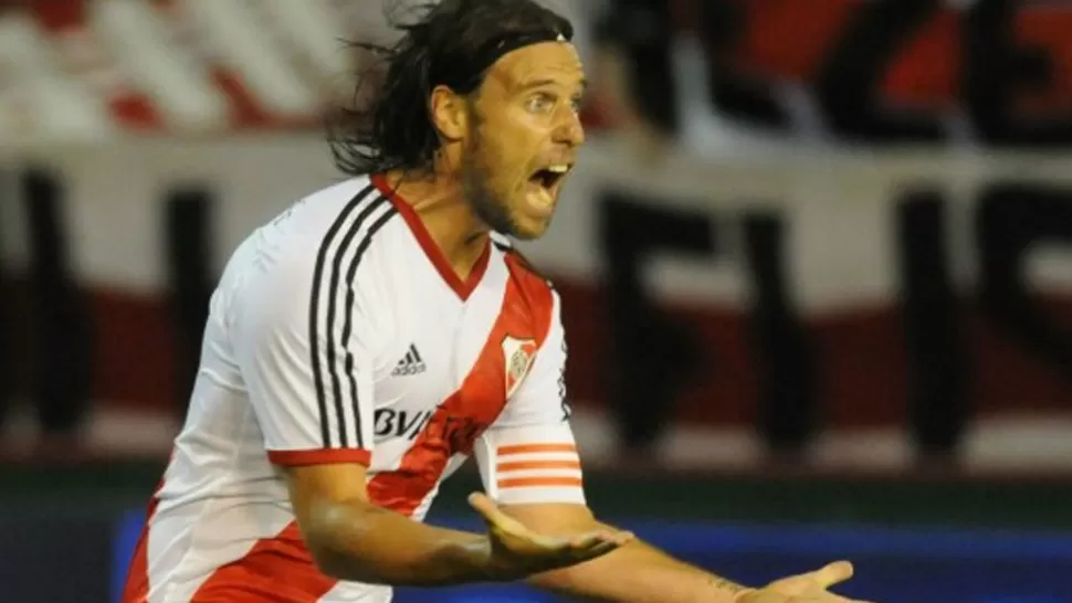 FESTEJO MILLONARIO. Fernando Cavenaghi anotó dos goles de River, el segundo de taco. 