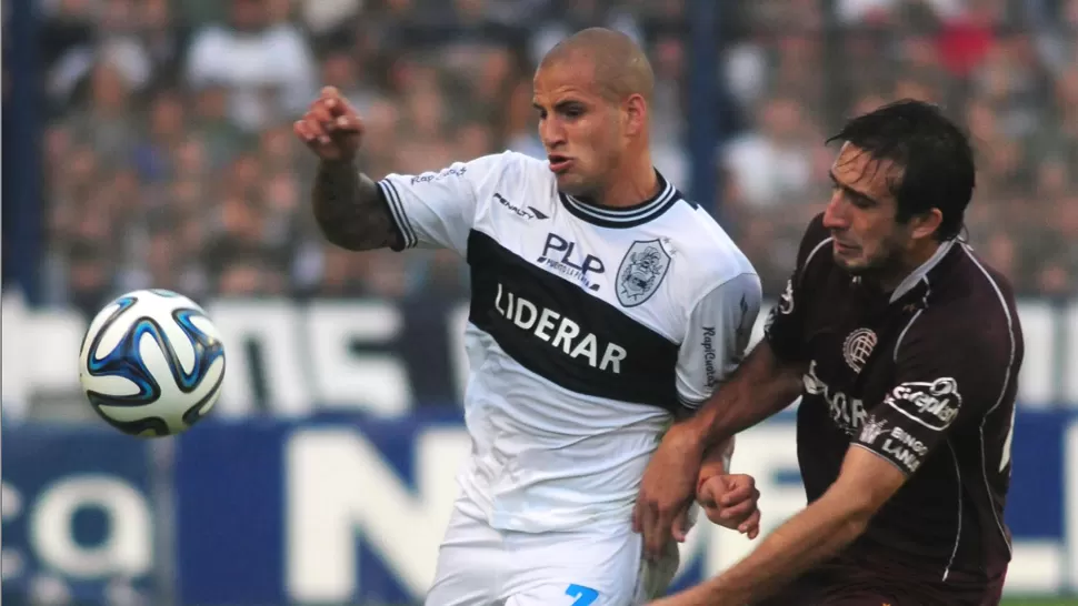 CUERPO A CUERPO. Gimnasia y Lanús empataron 0 a 0. El Lobo perdió una gran oportunidad de quedar solo en lo más alto del Torneo Final. DYN