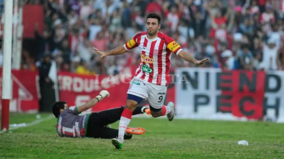 GOLEADOR. Luis Silba anotó el gol del empate, de penal, y lo festejó muchísimo, ya que jugó en Unión, el archirrival de Sunchales de Libertad. LA GACETA