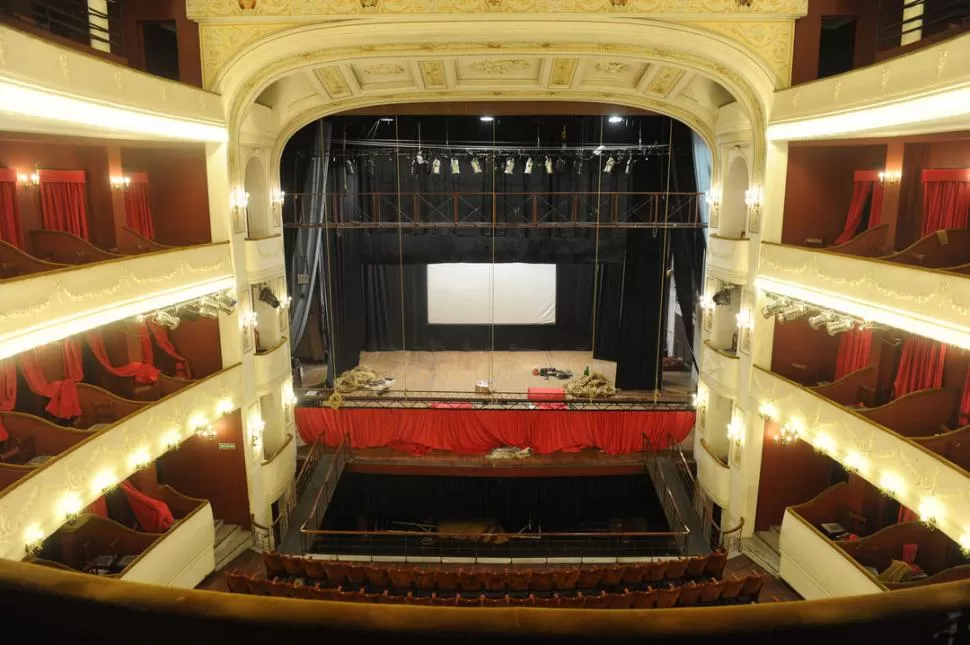 NUEVO TELÓN. Lo tiene el Alberdi. El teatro necesita refacciones de fondo. la gaceta / foto de franco vera (archivo)