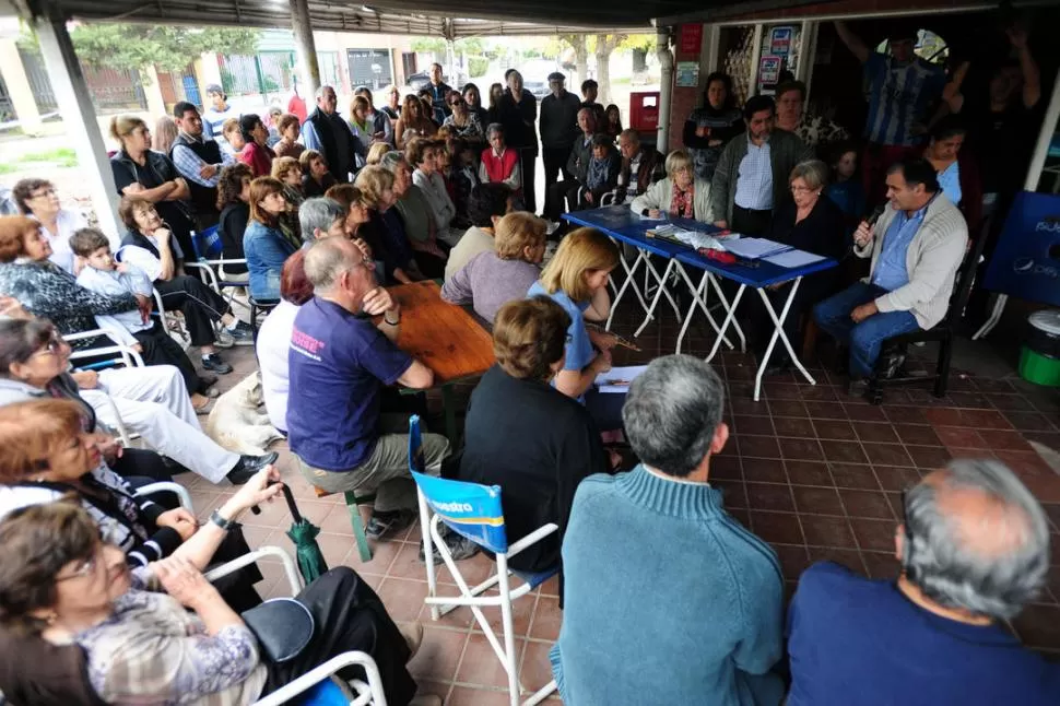 COMPROMISO ASUMIDO. Luis Moraga Fagalde (con el micrófono) prometió trabajar junto a los vecinos. la gaceta / foto de diego aráoz