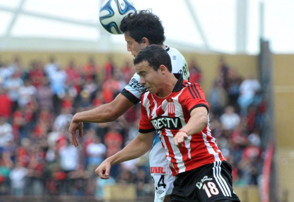 EN LO ALTO. Carlos Luque y Leonardo Jara pelean por la posición de la pelota. 