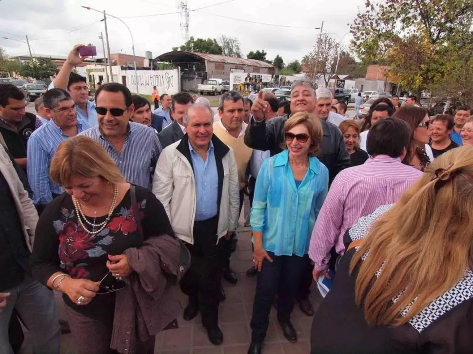 ¿LA FÓRMULA? El kirchnerista José López (con campera clara) y Rojkés dejaron postales proselitistas en el interior.  prensa seceretaría de obras públicas de la nación