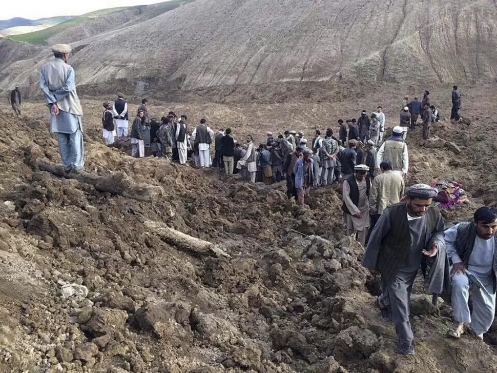 EL LUGAR DEL DRAMA. Aldeanos de la provincia de Badakhshan buscan sobrevivientes entre el amasijo de tierra. reuters