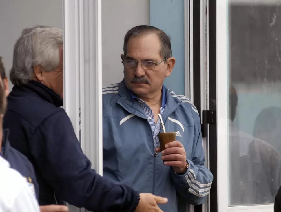 AMENA CHARLA. El gobernador Alperovich, con mate en mano y de jogging, dialoga con el entrenador Héctor Rivoira. 