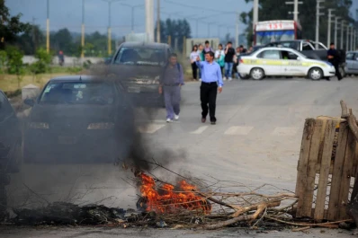 Les prometieron una autopista de lujo, pero sólo tienen una calle peligrosa y sin luz
