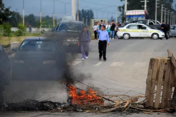 Les prometieron una autopista de lujo, pero sólo tienen una calle peligrosa y sin luz
