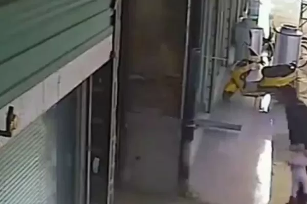 Discutió con su mujer y, a modo de venganza, lanzó a su hijo por el aire