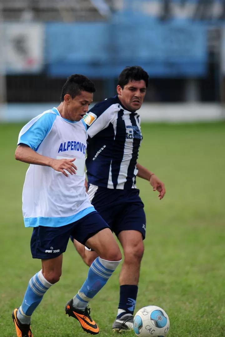 GOLEADOR. Castro Gutiérrez, autor de un gol de tiro libre, lleva la pelota. 