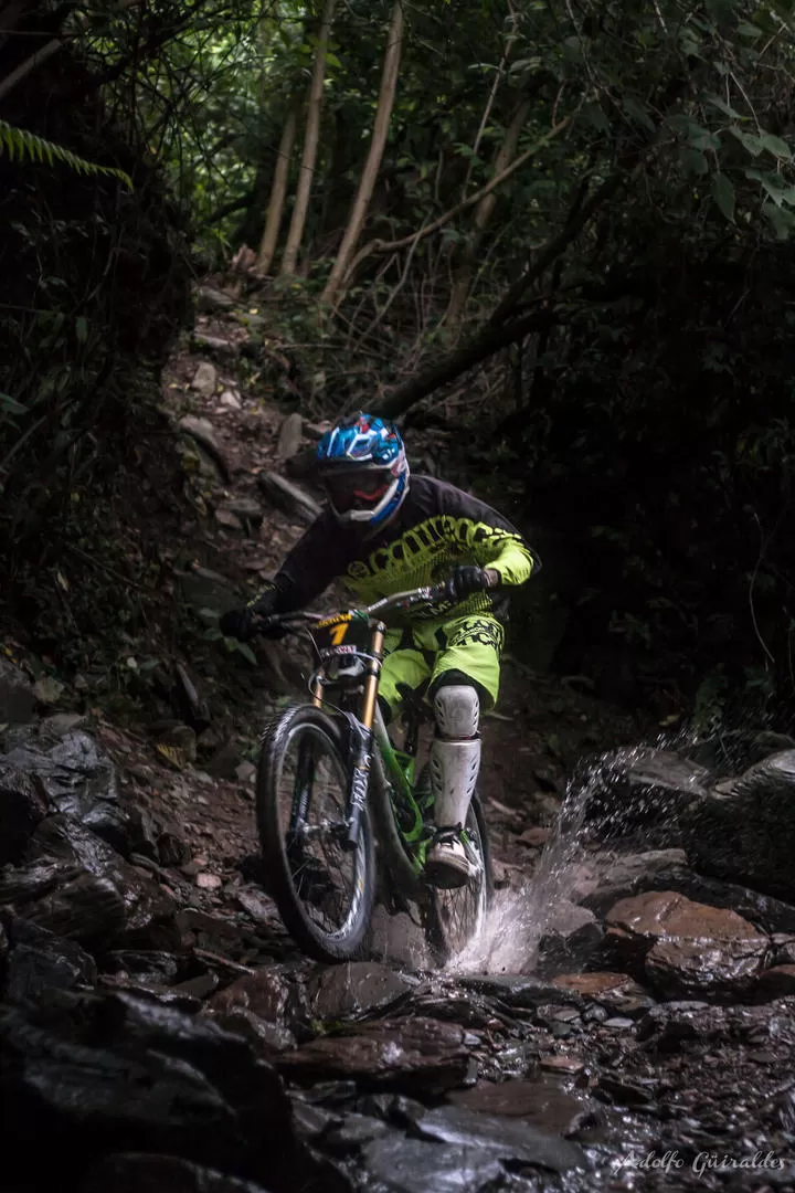 A FONDO. Sebastián Gómez Lasalle dominó el circuito mojado y resbaladizo. 