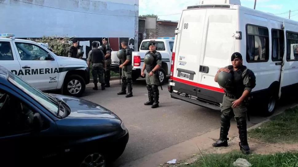 UN DESPLIEGUE DE 350 UNIFORMADOS. Grupos de Gendarmería brindaron apoyo a la Policía local durante el procedimiento realizado en Santa Fe. infobae.com