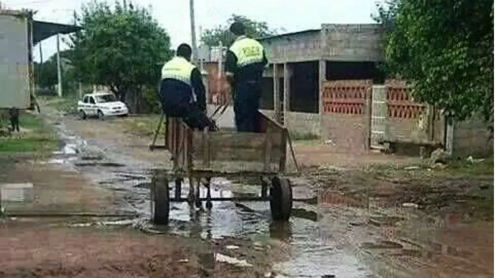 POR LOS BARRIOS. Policías, en carro. FOTO DE LEO AMAYA