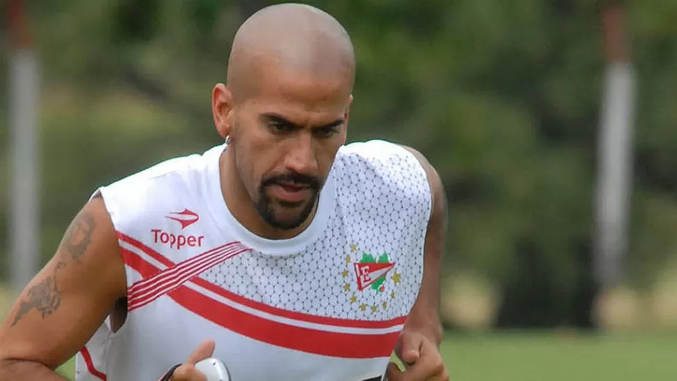 PUESTA A PUNTO. El máximo ídolo de Estudiantes, Juan Sebastián Verón, que no estuvo en cancha por acumular cinco amarillas, en el primer trabajo de la semana fue parte de una práctica de fútbol que el cuerpo técnico dispuso junto a un grupo de juveniles y los que tuvieron pocos minutos en Santa Fe.