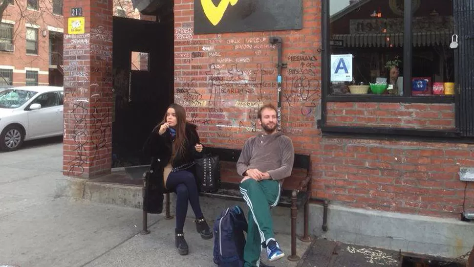EN NUEVA YORK. Los tucumanos posan en la entrada de un pub. FOTO DE GUILLERMO GONZÁLEZ GARAÑO 