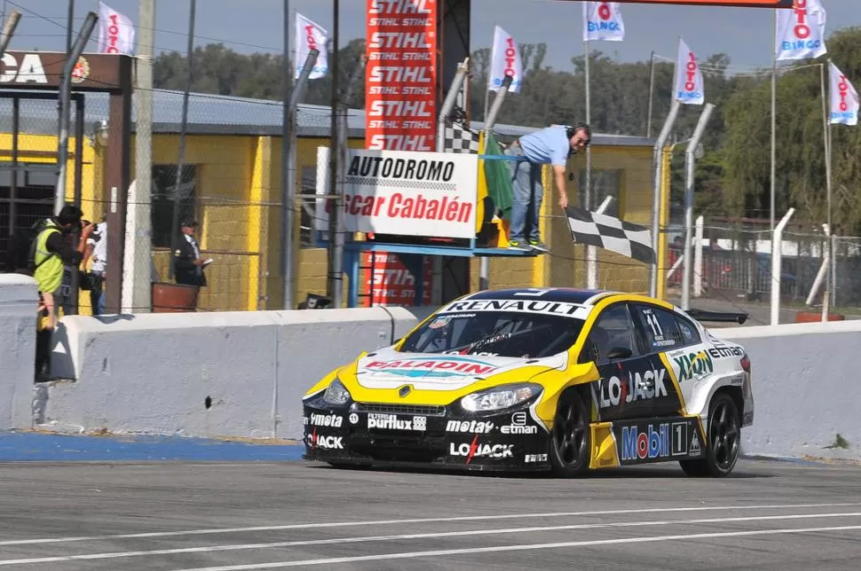 LLEGADA TRIUNFAL. A Emiliano Spataro ya le bajaron la bandera a cuadros. Hacía casi tres años que no lograba triunfar. 