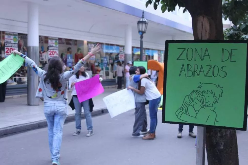 CARTELES. Los chicos piden abrazos, más diálogo y miradas a los ojos. fotos gentileza Luis Crisanto