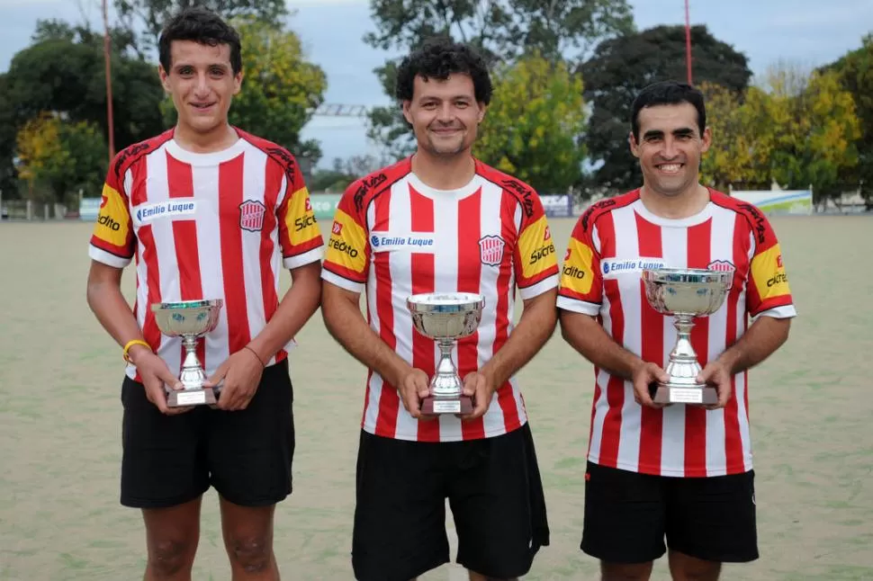 LOS CAPITANES. De izquierda a derecha, Manuel Palacio (Sub 18), Marcos Lestard (Intermedia) y Miguel Dulor (Primera). 