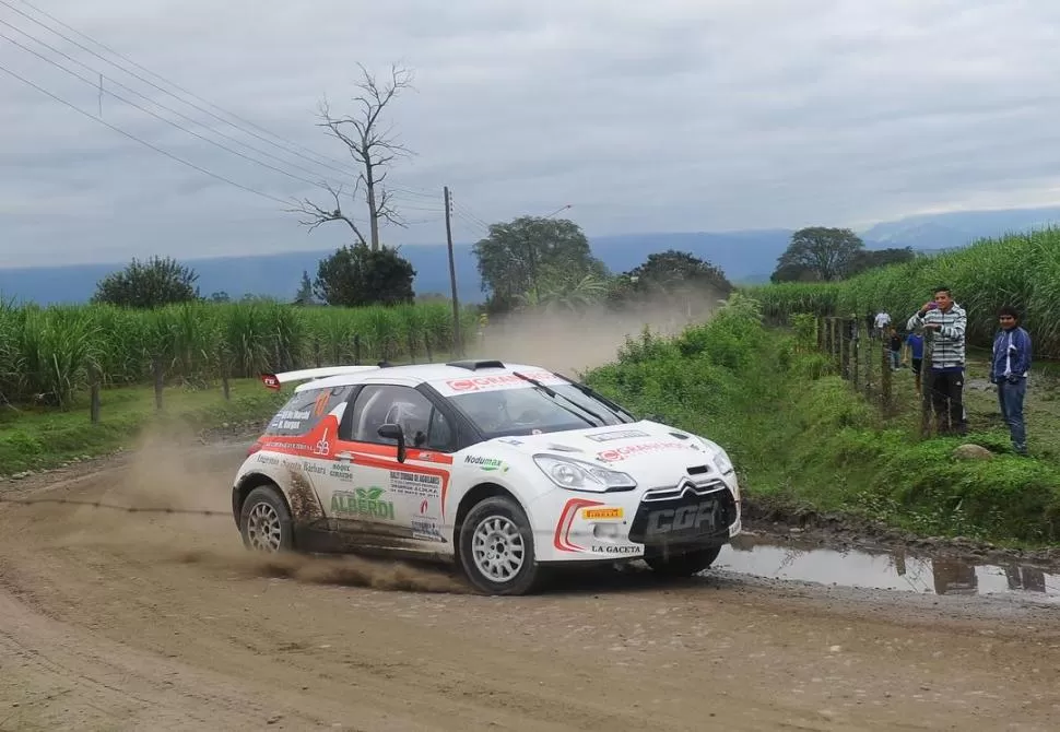 HIZO SU TRABAJO. Paulino Conte acelera su Mitsubishi. El público disfrutó de su trabajo. la gaceta / foto de osvaldo ripoll