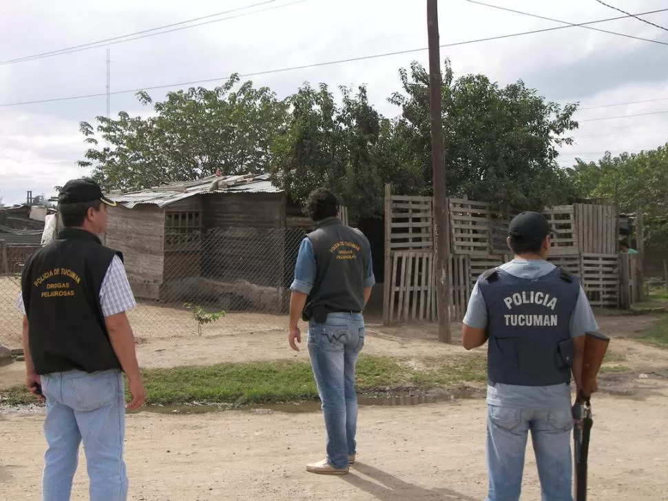 OPERATIVO. Los investigadores de la Digedrop coparon las inmediaciones de la vivienda en la que vivía “La Chueca” para evitar la posibilidad de fuga. gentileza digedrop