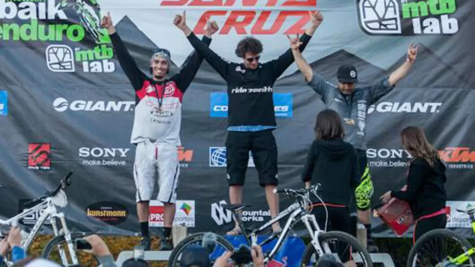 EN EL PODIO. Santiago -izquierda- contento por su desempeño. 