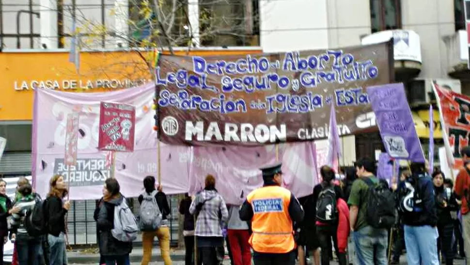 RECLAMO. Grupos de derechos protestaron frente al hospital que se negó al aborto no punible. FOTO TOMADA DE FACEBOOK / Mesa por el Aborto Legal Seguro y Gratuito del Oeste