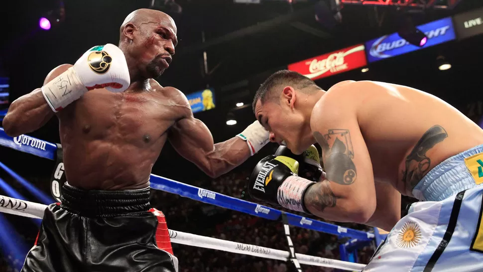 MULTICAMPEÓN. Mayweather recibirá más de 30 millones de dólares sólo por la transmisión televisiva codificada. REUTERS