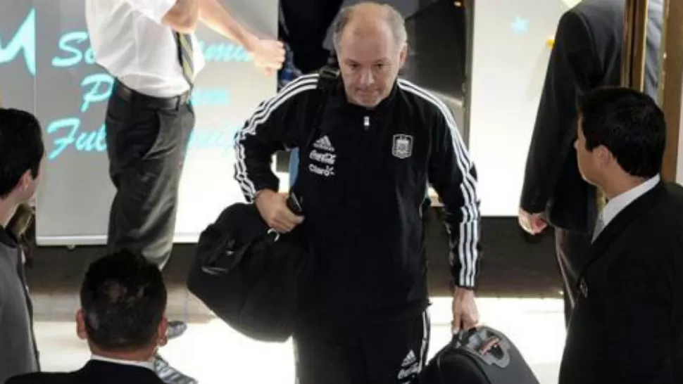 CON LA VALIJA LISTA. El DT Alejandro Sabella recorre distintos lugares de Europa para hablar con los jugadores del seleccionado, para saber cómo llegan al Mundial.