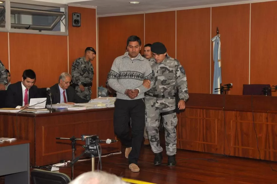 CUSTODIADO. Vera suele permanecer inmutable durante las audiencias y cuando lo trasladan los policías. foto de alejandro miller - especial para la gaceta