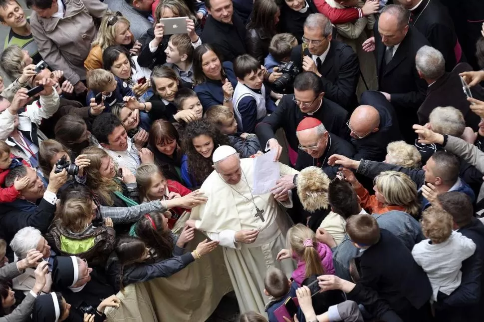 TIRONEO. Todos quieren ver y tocar a Francisco, un papa muy popular. reuters