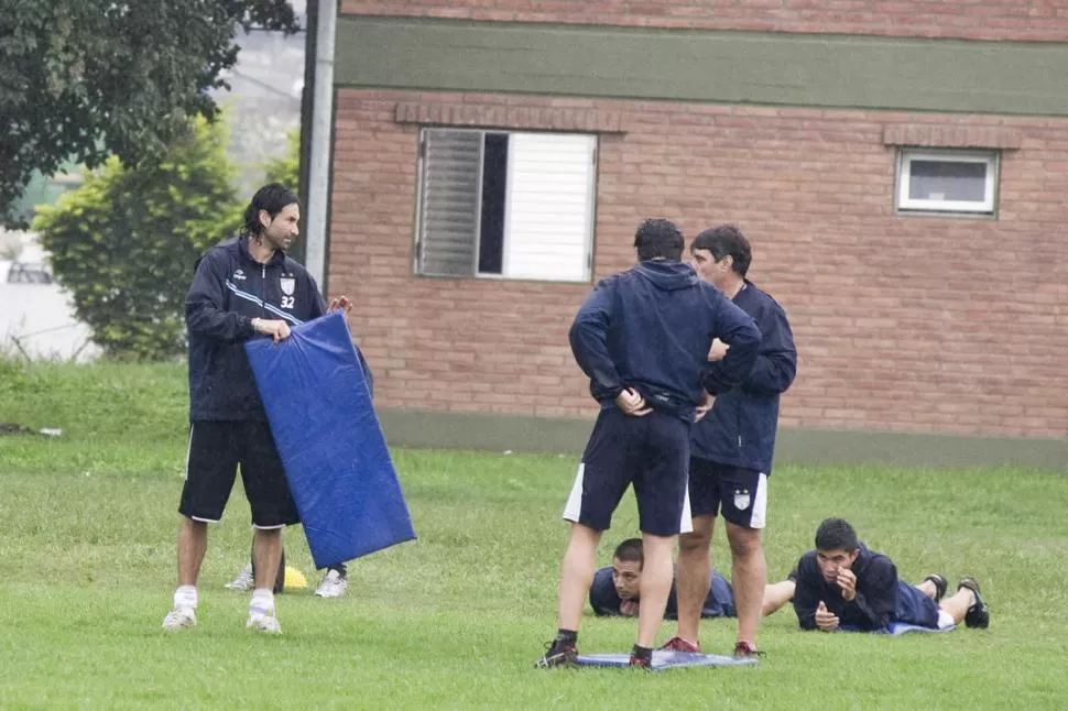 CON LA COLCHONETA. Lucchetti se prepara para uno de los ejercicios de la mañana ante la mirada de Roselli, Cuevas (acostados boca abajo). Romat (de espaldas) y Roberto Fernández, el preparador físico. 