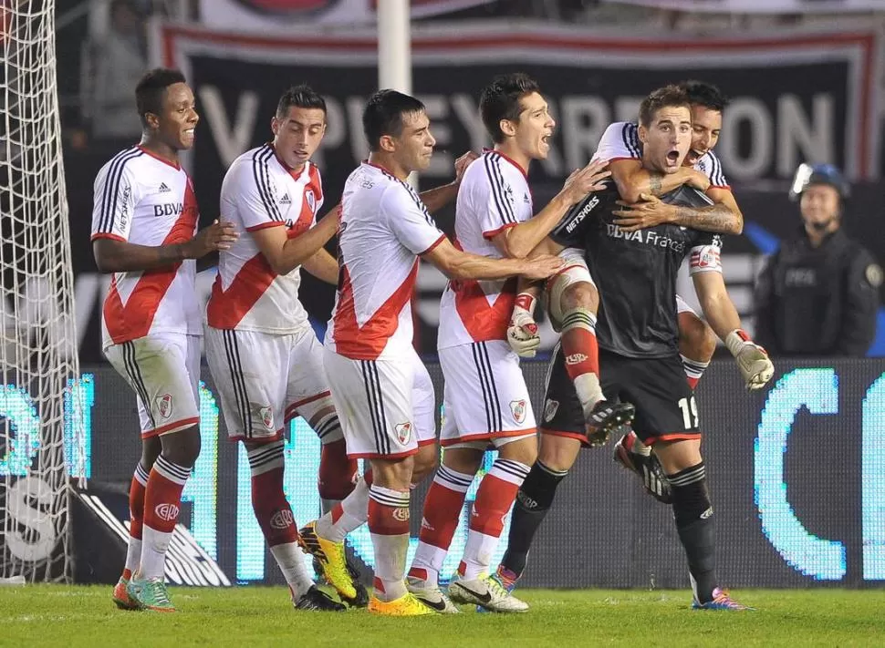 EL HOMBRE DEL MOMENTO. Todos abrazan a Chichizola luego del penal que le atajó a Saja y que permitió el triunfo de River. “Hay que confiar en que el entrenador sabe tomar decisiones”, indicó el arquero. 