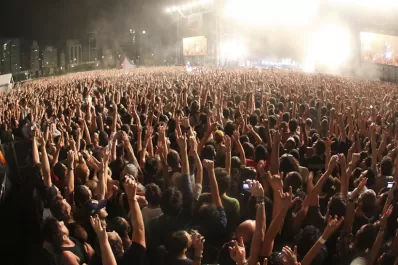 Los argentinos dedican casi tres horas por día a ver televisión y el 70% usa computadoras