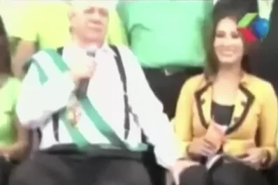 Escándalo: Un alcalde boliviano manoseó a una periodista en vivo