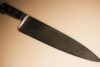 Cortan el pene y tres dedos a un sospechoso de violar a una niña de tres años