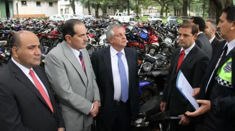 CAMBIOS. El ministro de Salud de la Nación, Juan Manzur, Alperovich y Gassenbauer visitaron el miércoles pasado la Jefatura de Policía.  prensa y difusión 