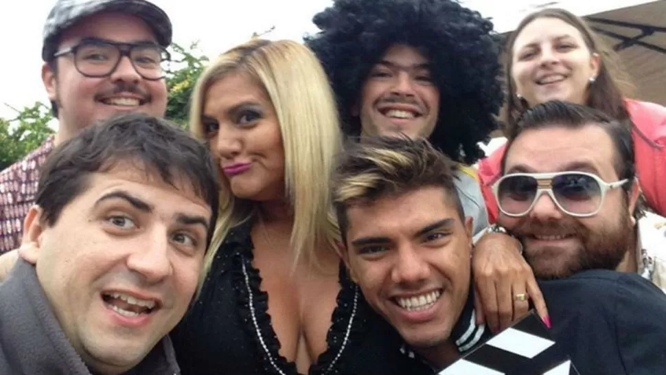 TODOS JUNTOS. La selfie de Gladys junto a su hijo y el elenco de El porrón del mal. FOTO DE FACEBOOK.COM