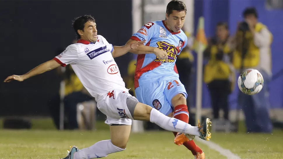 MANO A MANO. Nacional sacó ventaja en el primer tiempo con el gol de Orlué. Arsenal busca el empate en tierra paraguaya. REUTERS