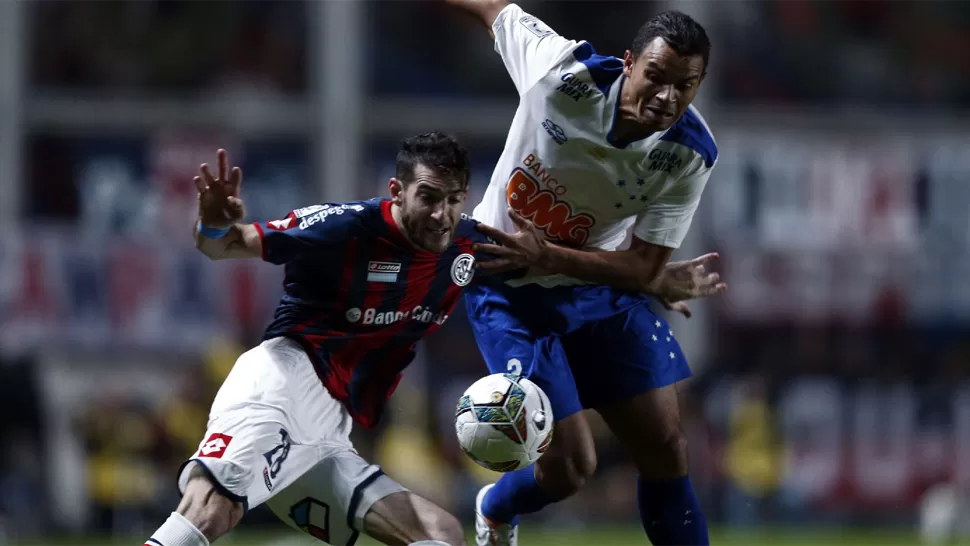 POR UN LUGAR EN SEMIFINALES. San Lorenzo intenta derrotar a Cruzeiro en el partido que se está jugando en cancha del Ciclón, por los cuartos de final de la Copa Libertadores de América. DYN