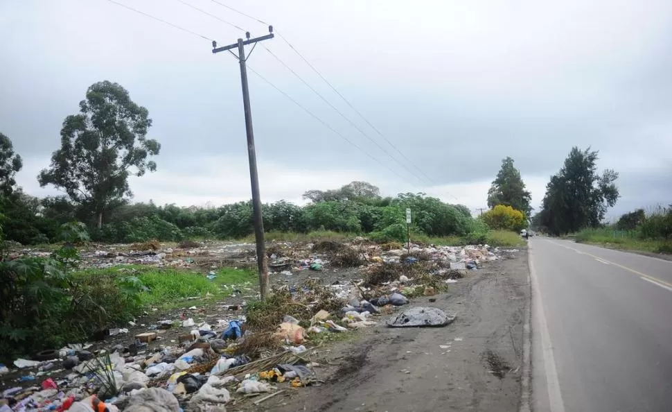 VACIADERO CLANDESTINO. A la vera de la ruta 65, a pocos km de Concepción, se ha formado un basural difícil de erradicar. Ahora tratarán de cambiarle el aspecto a la zona. la gaceta / fotos de osvaldo ripoll 