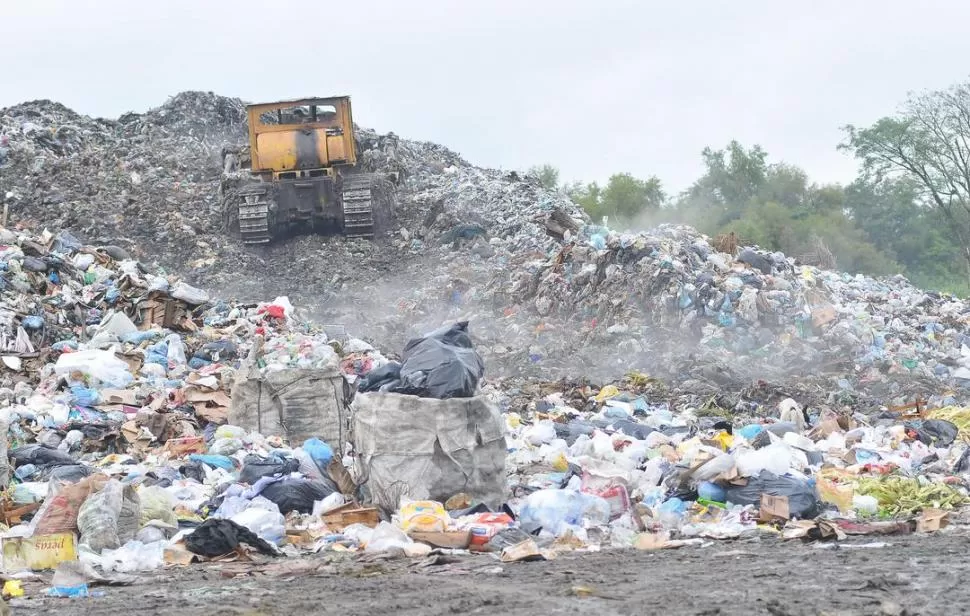 EN DUDA. Expertos advierten que el basural estará colmatado en breve. 