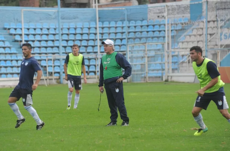 CAMBIOS Y MÁS CAMBIOS. Rivoira esboza una indicación durante el entrenamiento de ayer en el estadio Monumental.  