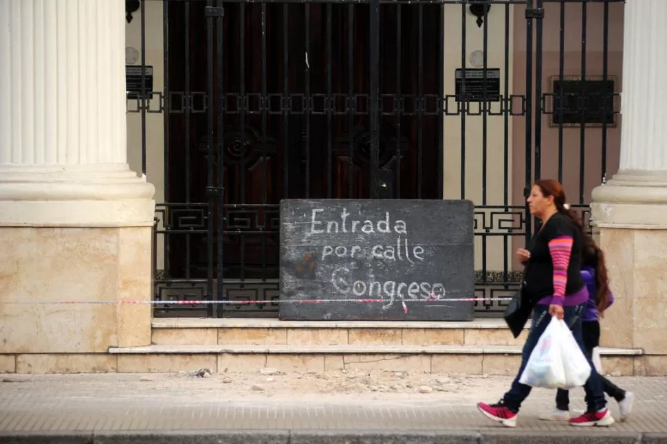 POR LAS PUERTAS LATERALES. El padre Barrionuevo informó que la Catedral se mantendrá abierta mientras se realicen las tareas de remodelación. la gaceta / fotos de diego aráoz