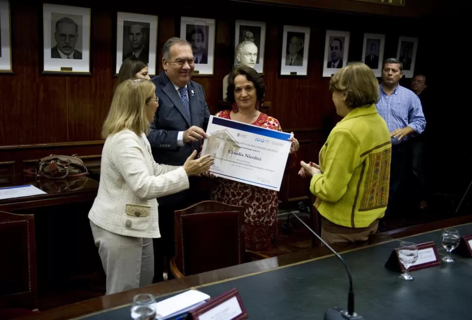 DISTINCION: Claudia Nicolini, de LA GACETA, recibe su galardón. la gaceta / foto de jorge olmos sgrosso 