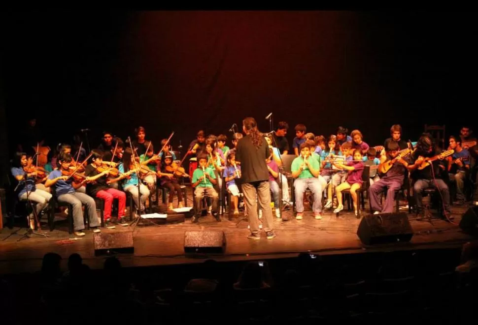 CRECIMIENTO PERMANENTE. La orquesta dirigida por Rony López cuenta con 50 miembros estables y otros 20 que ingresaron hace poco y están tomando clases de los instrumentos.   foto gentileza de rony lopez