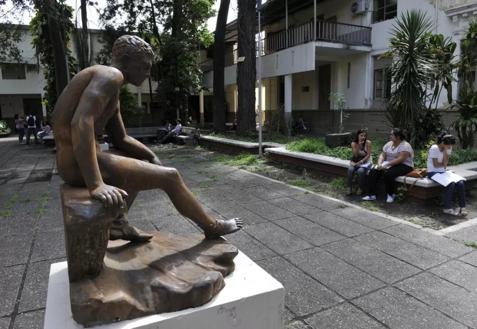 DETRÁS DEL RECTORADO. El patio de Medicina congrega a los alumnos.  